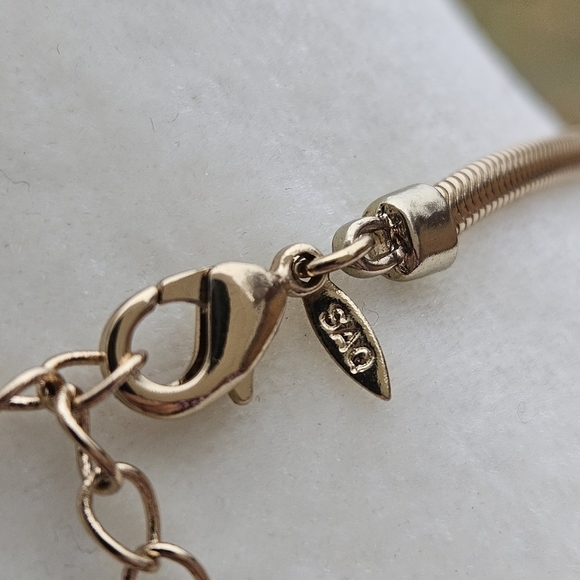 Avon gold tone chain necklace with blue square pendant signed SAQ - Picture 3 of 3